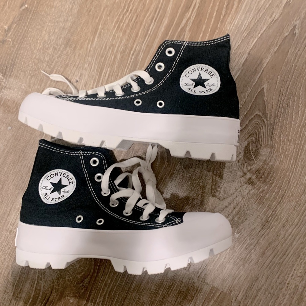 Platform Converse Size 7 never worn